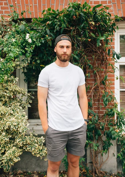 Hipster yakışıklı erkek model beyaz boş t-s giyen sakallı