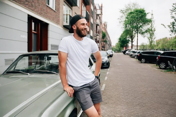 Spa ile beyaz boş t-shirt giyen sakallı hippi modeli