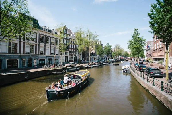 Hollandia, Amszterdam: június 15,2017: Veiw a hídon keresztül a — Stock Fotó