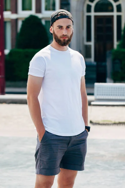 Μοντέλο με γένια, φορώντας λευκό κενό t-shirt με χώρο για yo — Φωτογραφία Αρχείου