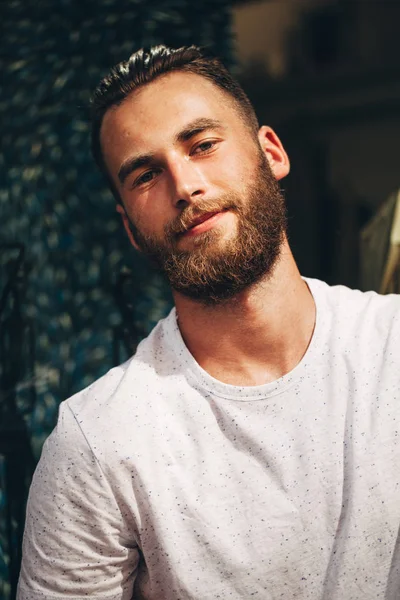 Retrato de um homem Hipster com a barba de perto — Fotografia de Stock