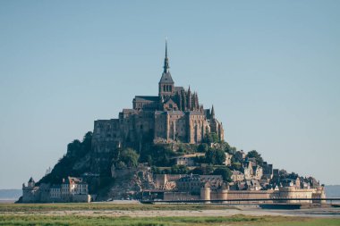Le Mont Saint-Michel gelgit Island'da alacakaranlıkta güzel alacakaranlık,