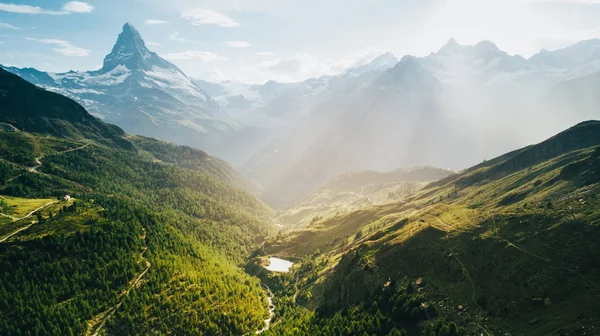 Hora Matterhorn s bílým sněhem a modrá obloha ve Švýcarsku — Stock fotografie