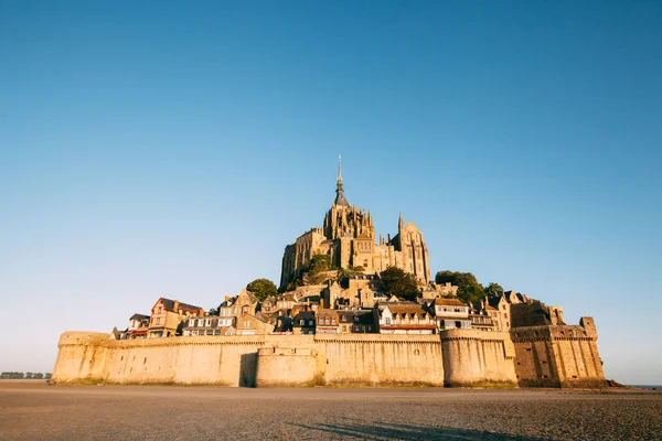 Le Mont Saint-Michel ilha de maré em belo crepúsculo ao entardecer , — Fotografia de Stock