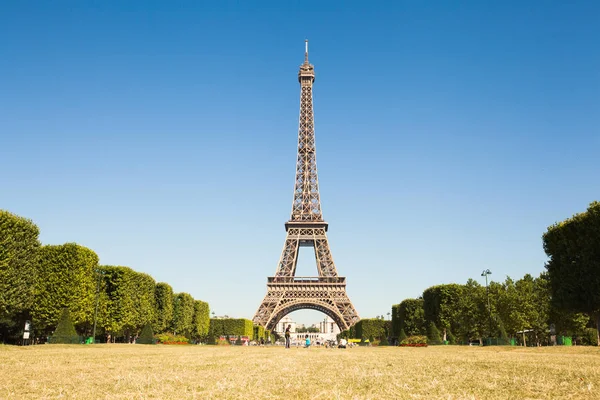 París, Francia - 19 de junio de 2017: Vista de la torre Eiffel, vista desde C —  Fotos de Stock