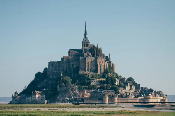 Le Mont Saint-Michel getijden eiland in mooie schemering in de schemering, — Stockfoto