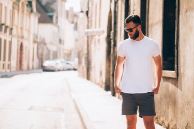 Hipster yakışıklı erkek model beyaz boş t-s giyen sakallı
