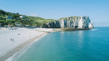 Etretat, Fransa - 17 Haziran 2017: Etretat - turkuaz deniz ve al