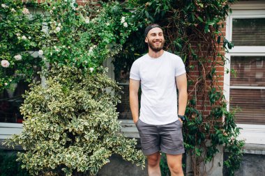 Hipster yakışıklı erkek model beyaz boş t-s giyen sakallı