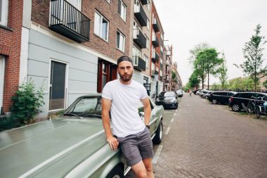 Hipster yakışıklı erkek model beyaz boş t-s giyen sakallı
