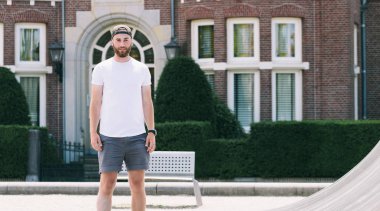 Hipster yakışıklı erkek model beyaz boş t-s giyen sakallı