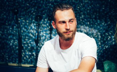 Sakallı adam yakın çekim bir Hipster portresi