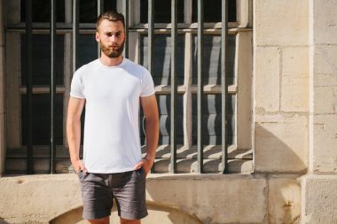 Rahat kentsel tarzı logo veya tasarım alanı olan beyaz boş t-shirt giyen sakallı hippi yakışıklı erkek modeli