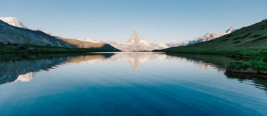 Matterhorn dağ beyaz kar ve Zermatt City mavi gökyüzü ile