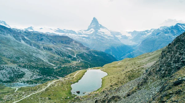 Hora Matterhorn s bílým sněhem a modrá obloha ve městě Zermatt — Stock fotografie