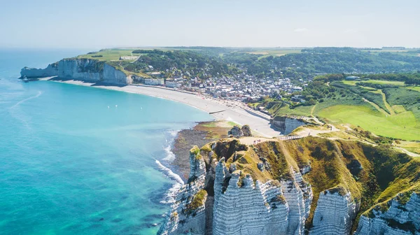 Mooie kustlijn en albasten rots baai van Etretat, Frankrijk — Stockfoto