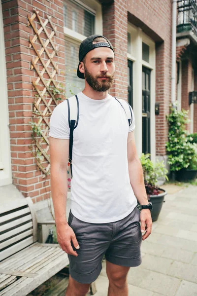 Hipster yakışıklı erkek model beyaz boş t-s giyen sakallı