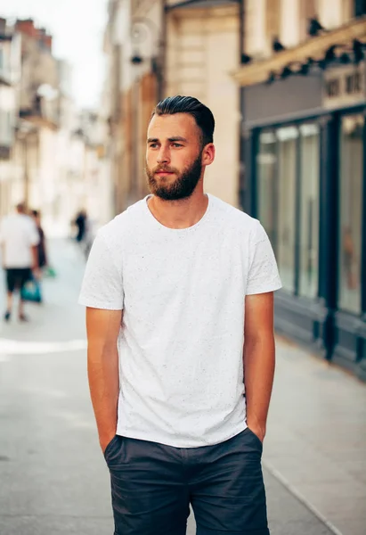 Hipster knappe mannelijke model met baard dragen witte lege t-s — Stockfoto