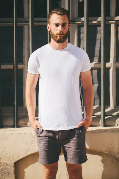 Hipster model mężczyzna przystojny z brodą na sobie biały t-shirt puste z miejscem na logo firmy lub projektu w stylu urban casual — Zdjęcie stockowe