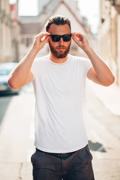 Hipster model masculin frumos cu barbă purtând tricou alb gol cu spațiu pentru logo-ul sau designul dvs. în stil urban casual — Fotografie, imagine de stoc