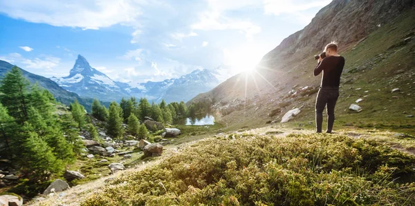 Fotograf fotografiert einen Berg in den Schweizer Alpen. Matterhorn — Stockfoto