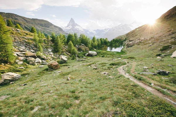Matterhorn dağ beyaz kar ve Zermatt City mavi gökyüzü ile