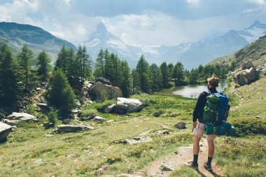 Hiking Matterhorn Dağı'na kar beyaz ve mavi gökyüzü ile ben adam