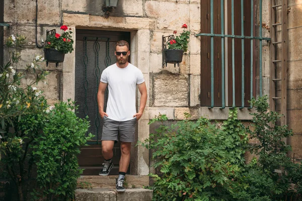 Hipster stilig manlig modell med skägg bär vit blank t-shirt med plats för din logotyp eller design i avslappnad urban stil — Stockfoto