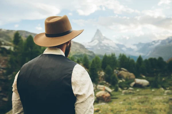 Homem vaqueiro caminhando para Matterhorn Mountain no verão em Switzerlan — Fotografia de Stock