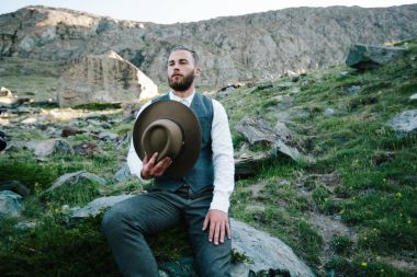 Hipster yakışıklı erkek model portre trendy c giyen sakallı