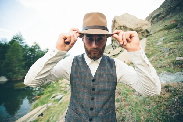 Hipster guapo modelo masculino retrato con barba usando c de moda — Foto de Stock