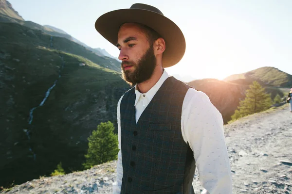 Hipster frumos model de sex masculin portret cu barbă poartă la modă c — Fotografie, imagine de stoc