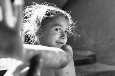 Gülümseyen ve iskambil kız çocuk 