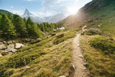 Matterhorn dağ beyaz kar ve Zermatt City mavi gökyüzü ile