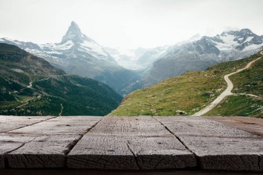 Matterhorn dağ beyaz kar ve Zermatt City mavi gökyüzü ile