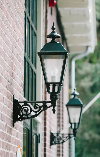 Alte Lampen an Hausfassaden — Stockfoto