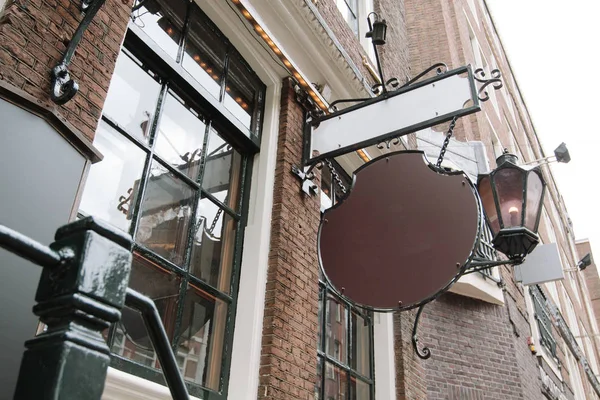 Bir şehir sokak üzerinde boş poster 