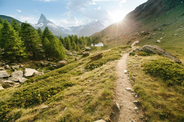 Hora Matterhorn s bílým sněhem a modrá obloha ve městě Zermatt — Stock fotografie