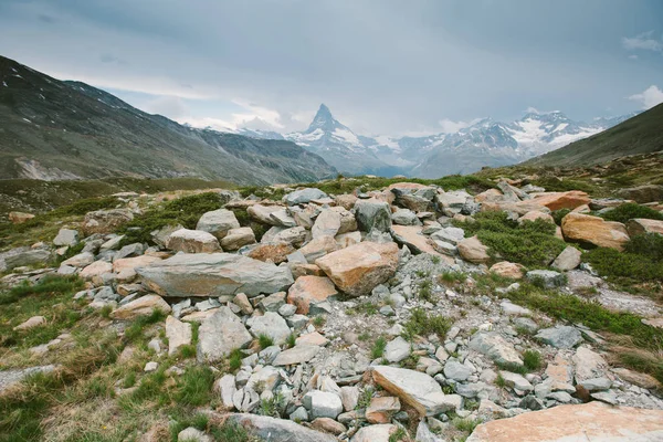 Hora Matterhorn s bílým sněhem a modrá obloha ve městě Zermatt — Stock fotografie