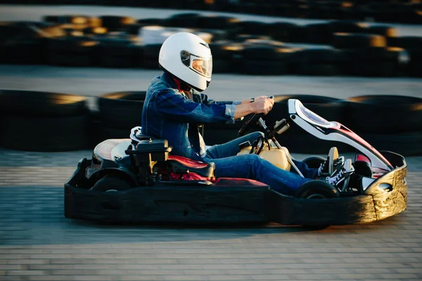Kart-Wettbewerb oder Rennwagen, die auf einer Rennbahn um den Sieg fahren — Stockfoto