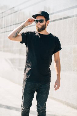 Hipster yakışıklı erkek model siyah boş t-s giyen sakallı