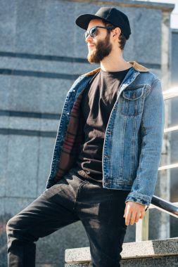 Hipster yakışıklı erkek model siyah boş t-s giyen sakallı