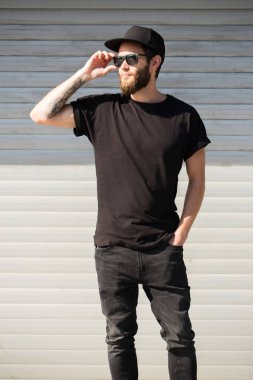 Hipster yakışıklı erkek model siyah boş t-s giyen sakallı