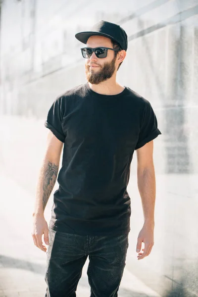 Hipster modelo masculino bonito com barba vestindo t-s em branco preto — Fotografia de Stock