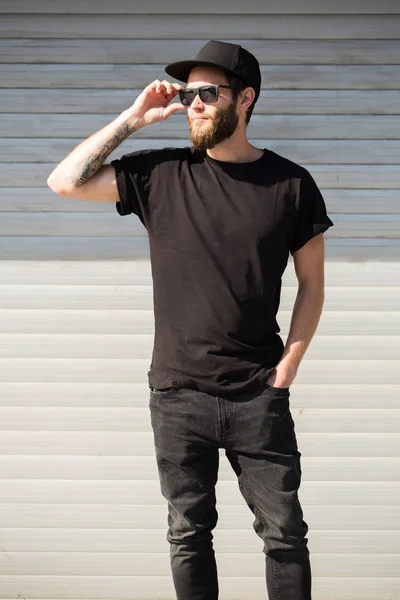 Hipster handsome male model with beard  wearing black blank  t-s — Stock Photo, Image