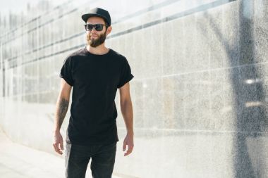 Hipster yakışıklı erkek model siyah boş t-s giyen sakallı