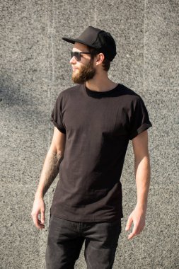 Hipster yakışıklı erkek model siyah boş t-s giyen sakallı