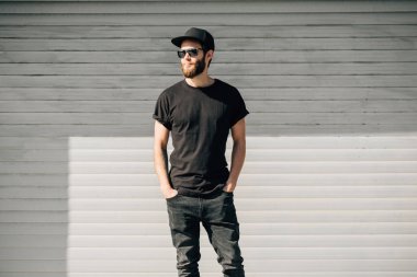 Hipster yakışıklı erkek model siyah boş t-s giyen sakallı