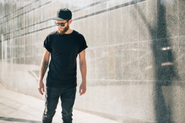 Hipster yakışıklı erkek model siyah boş t-s giyen sakallı