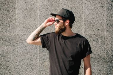 Hipster yakışıklı erkek model siyah boş t-s giyen sakallı